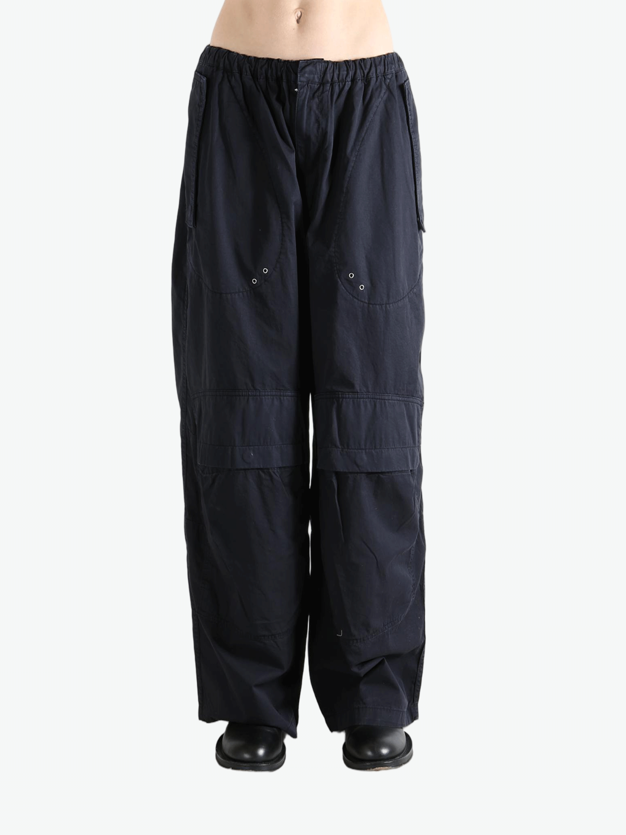 Black pant worn by a person, showing the pant'fit