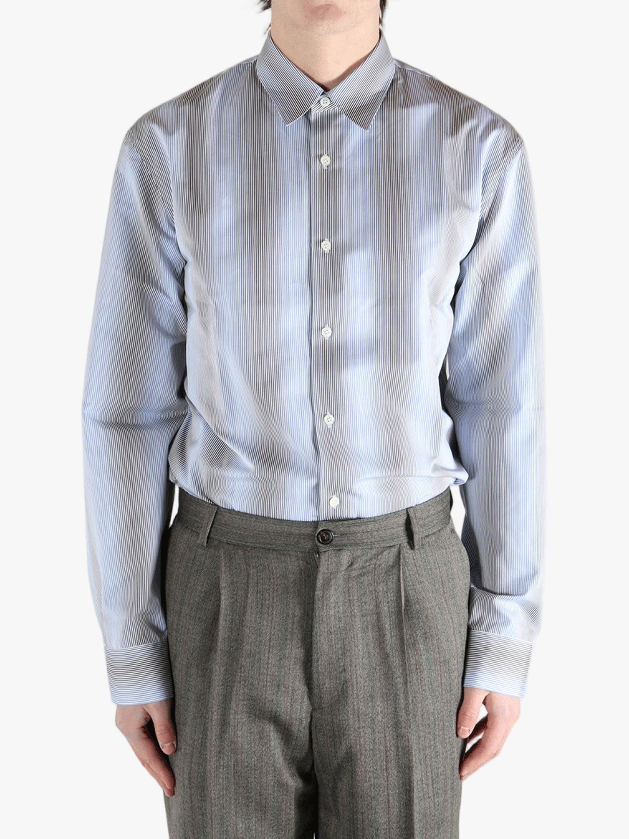 Blue shirt worn by a person, showing the shirt'fit