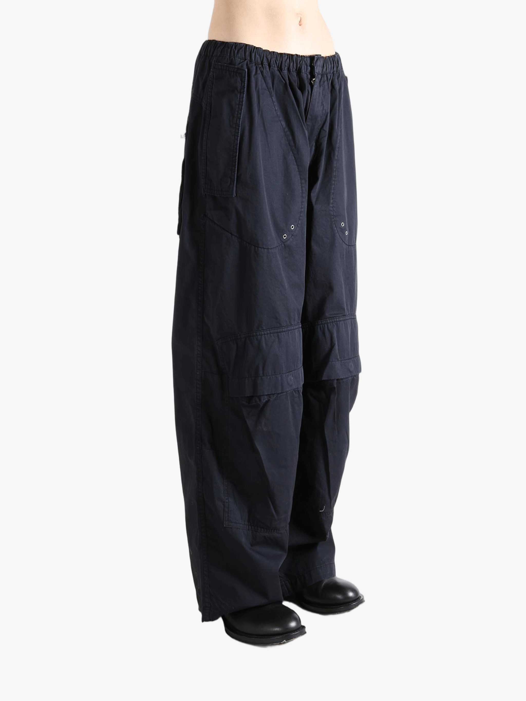 Black pant worn by a person, showing the pant'fit