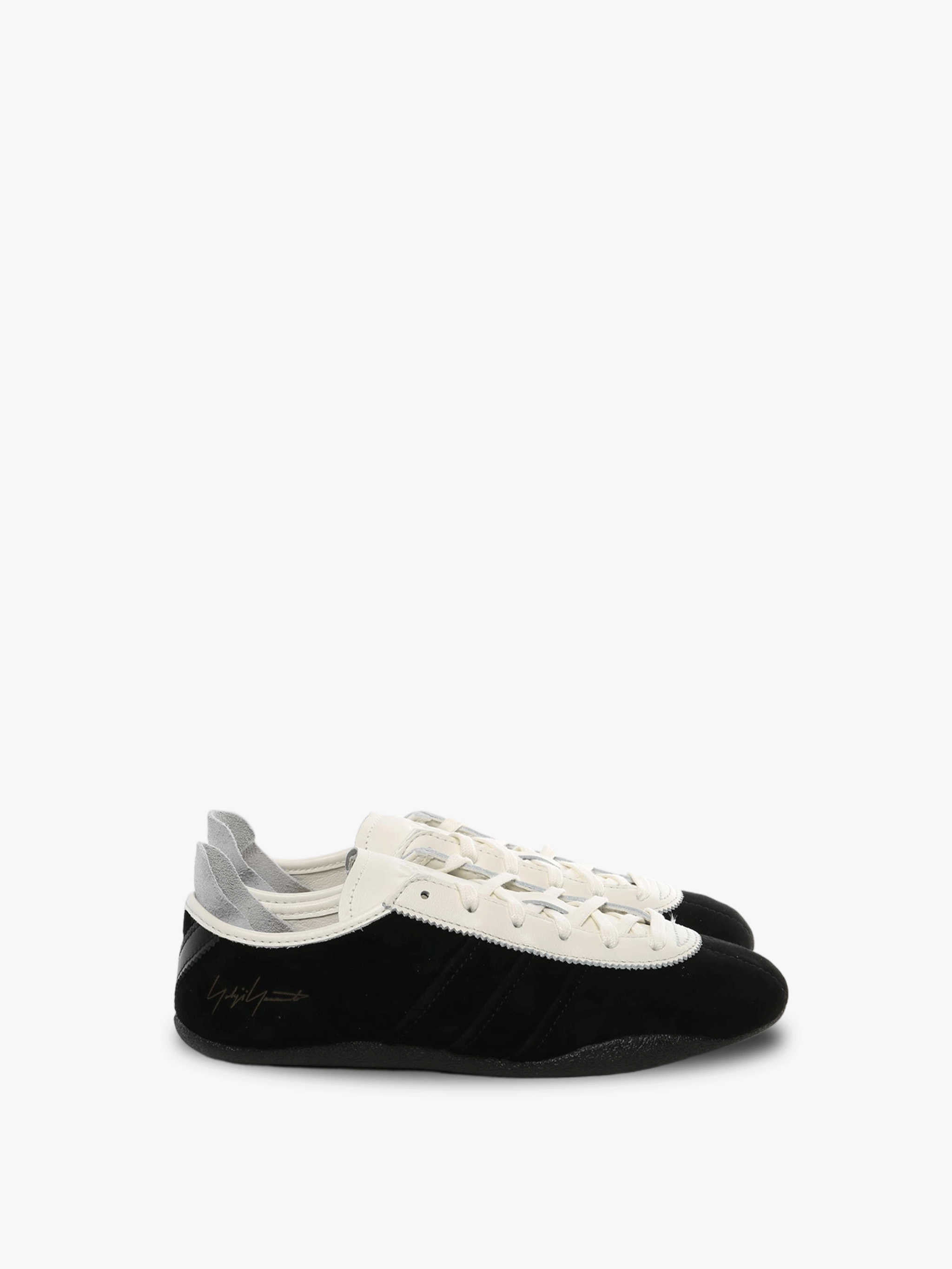 Black white sneaker,front view