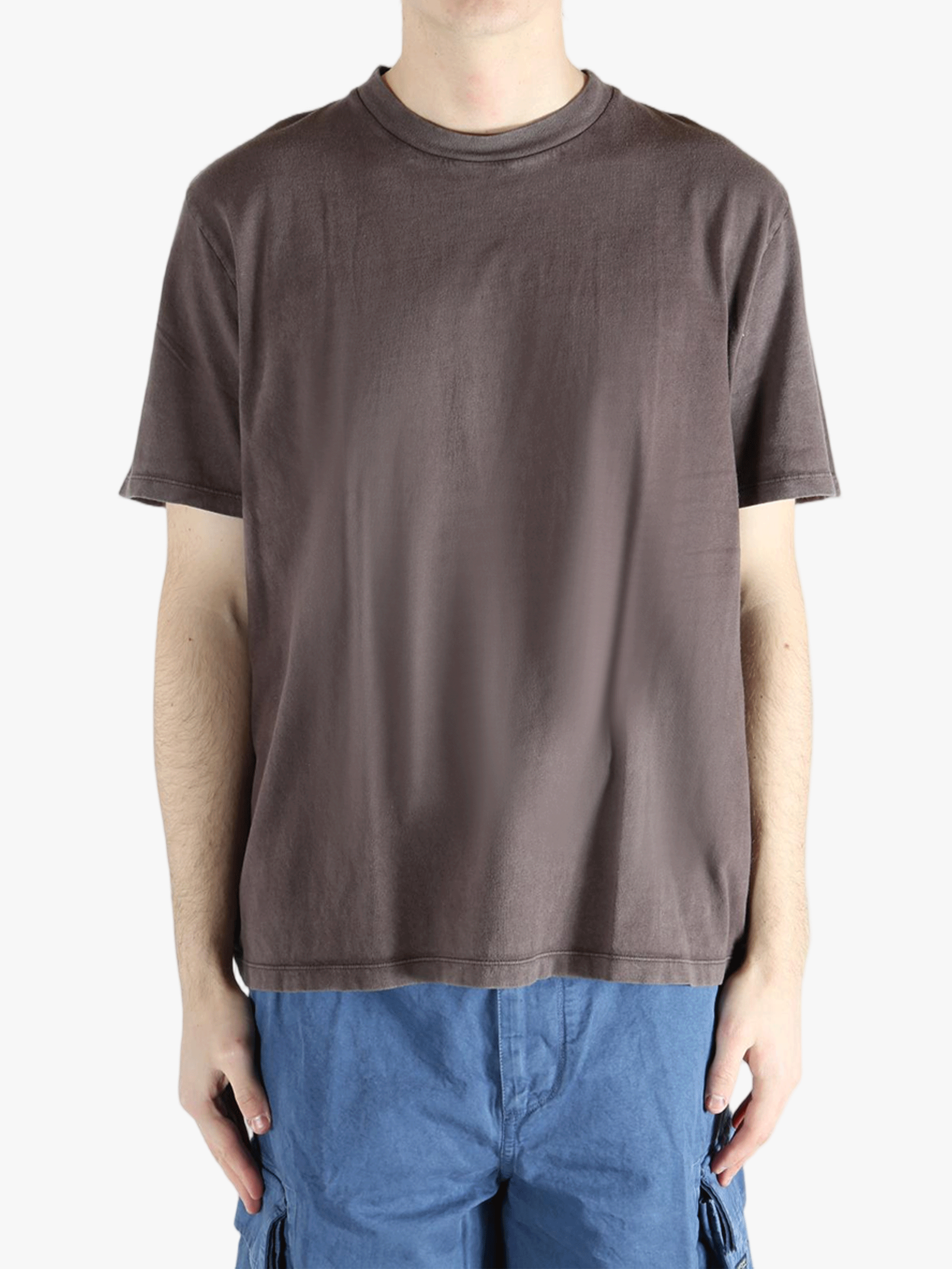 Brown t-shirt worn by a person, showing the t-shirt'fit