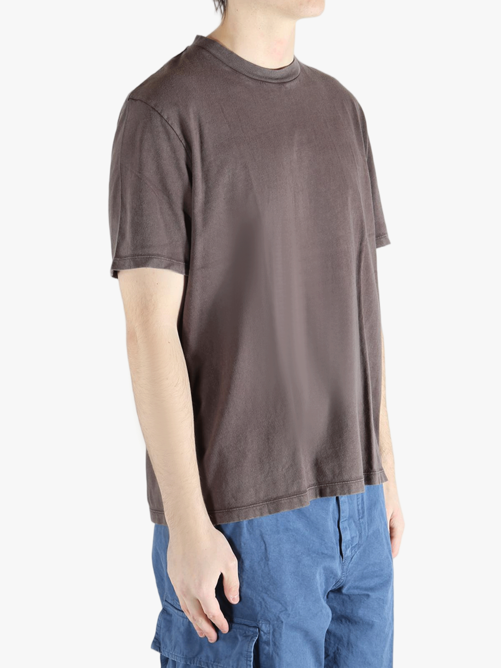 Brown t-shirt worn by a person, showing the t-shirt'fit