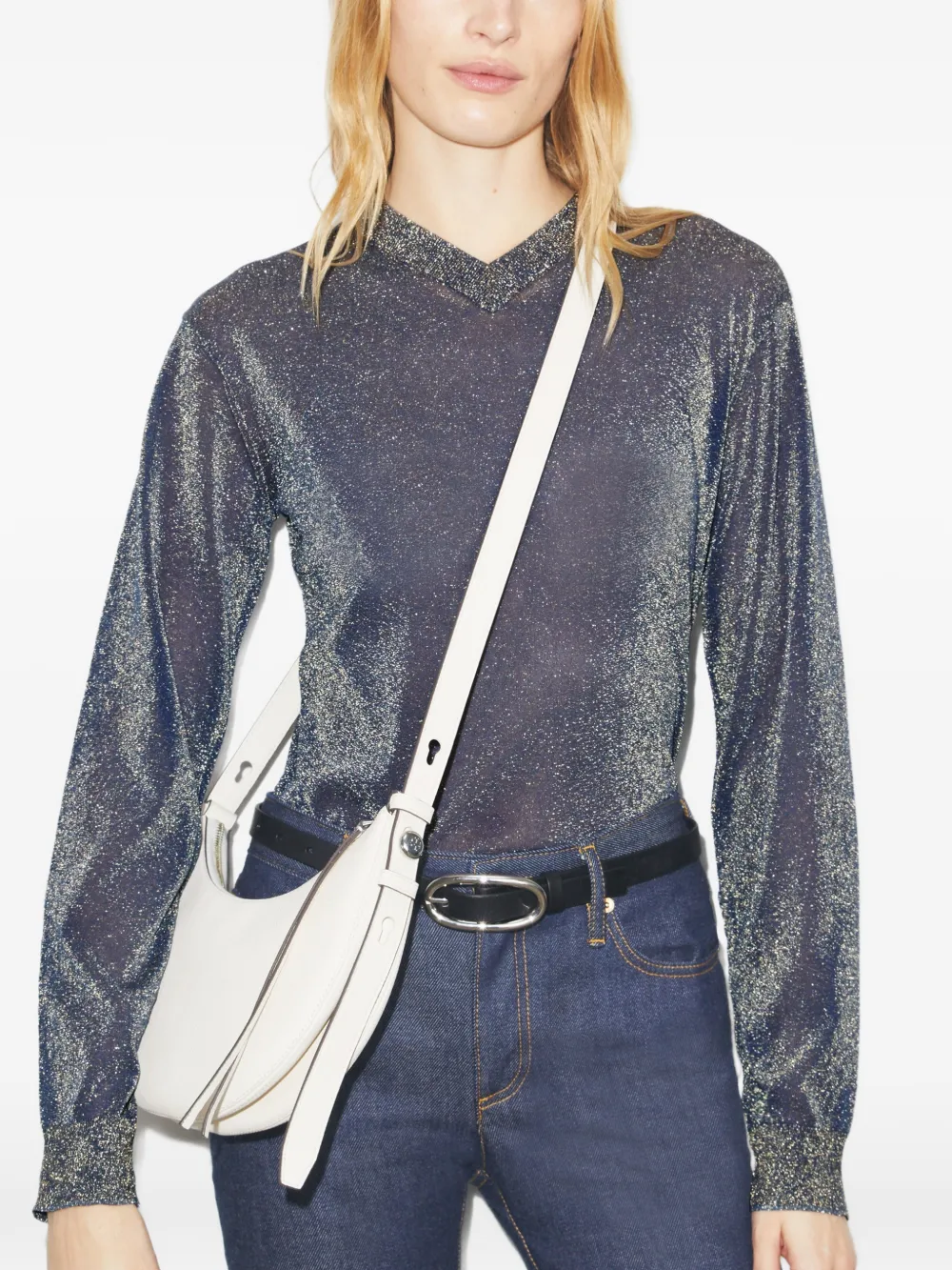 White bag worn by a person, showing the bag'fit